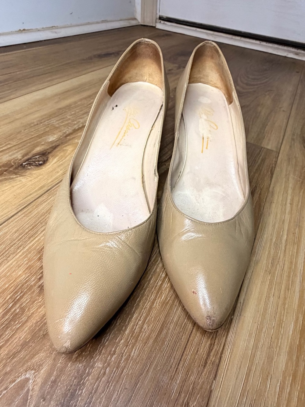 Vintage Oleg Cassini Beige Leather Pumps 8.5 AA Pointed Toe Kitten Heels 70s 80s